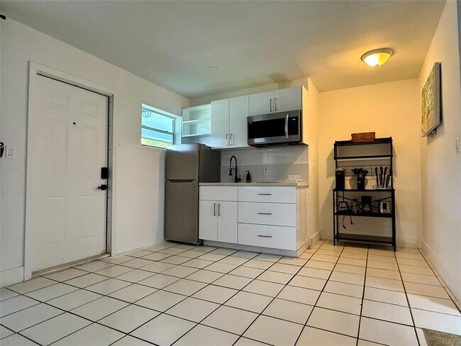 Building Photo - 3208 Canal Dr
