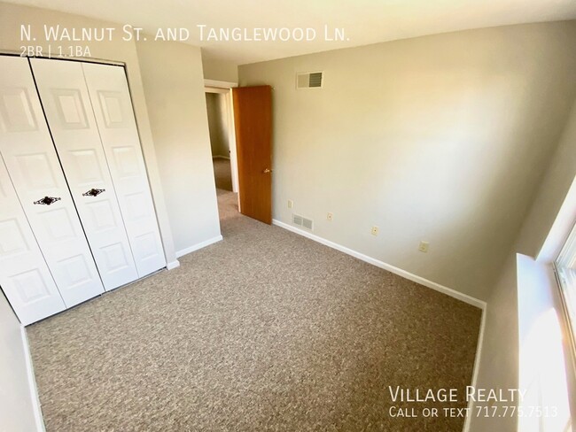 Building Photo - Spacious END-UNIT 3-BR Townhome in Dallast...