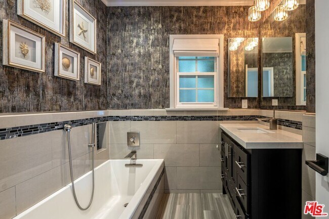 Building Photo - 4051 Beverly Glen Blvd