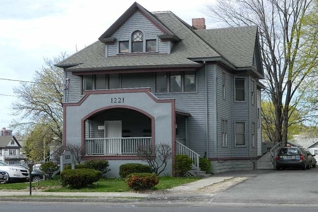 1221 E Genessee St - 1221 E Genesee St