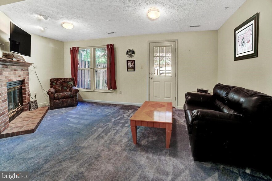 Building Photo - 6212 Adelay Ct W