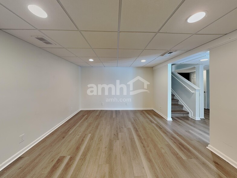 Building Photo - 1176 Tannic St