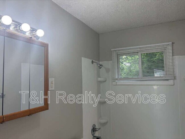 Building Photo - 636 Park Dr