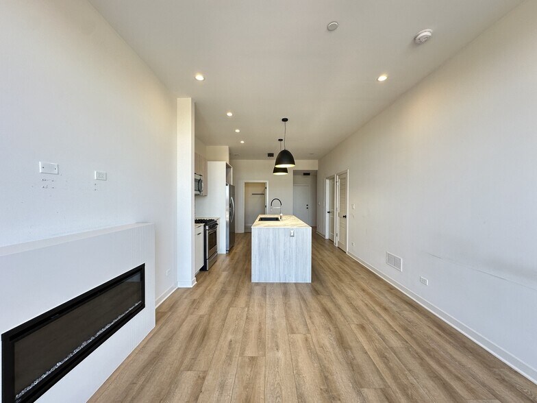 Building Photo - 6340 W Belmont Ave