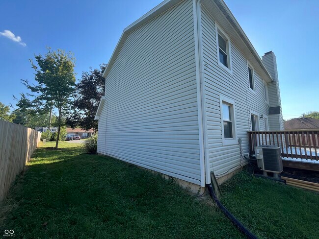Building Photo - 890 E Edwards Ave