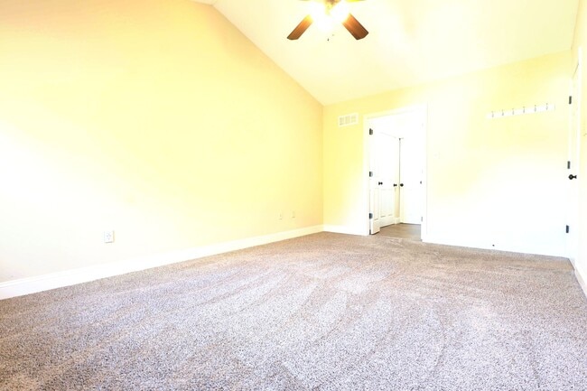Building Photo - 5 Bed 3.5 Bath Chesterfield Charmer
