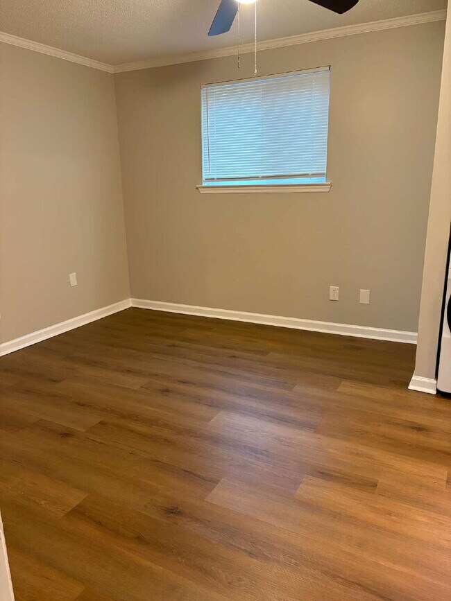 Building Photo - 105 P' Poole Ave #101: Red Bank 1Bed/1Bath Apartment w/ Laundry Units, Central AC, and Granite Co...