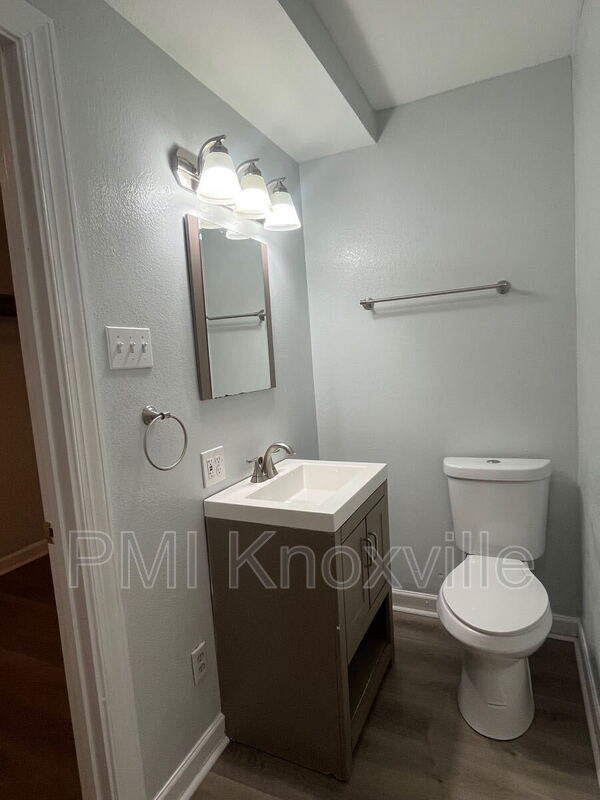 Building Photo - 489 W Outer Dr