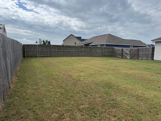 Building Photo - 4br/2ba Pet friendly 1-level home in Fort ...
