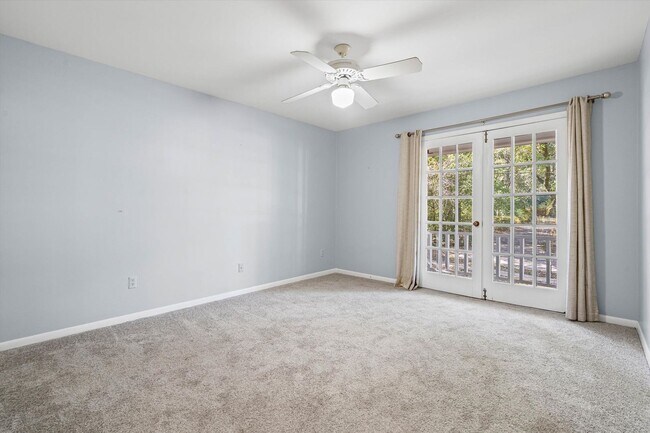 Building Photo - Five Bedroom in Country Club Woods