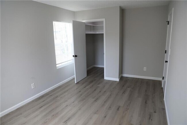 Building Photo - 1321 Surrey Ln SW