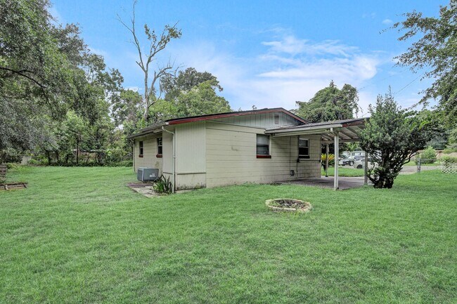 Building Photo - 3 bedroom/ 1.5 bathroom home in Cedar Hill...