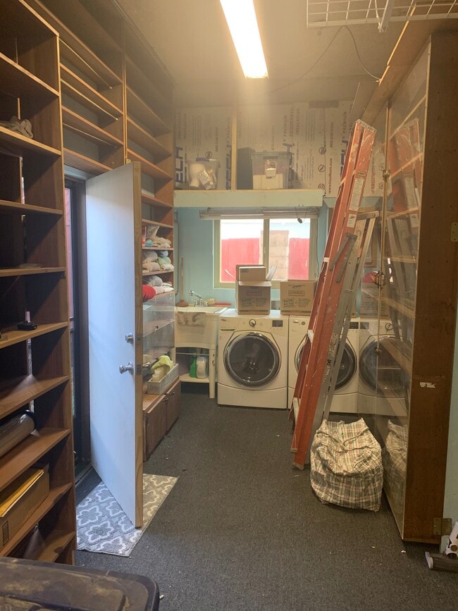 Storage area and laundry facility - 1914 W Alameda Ave