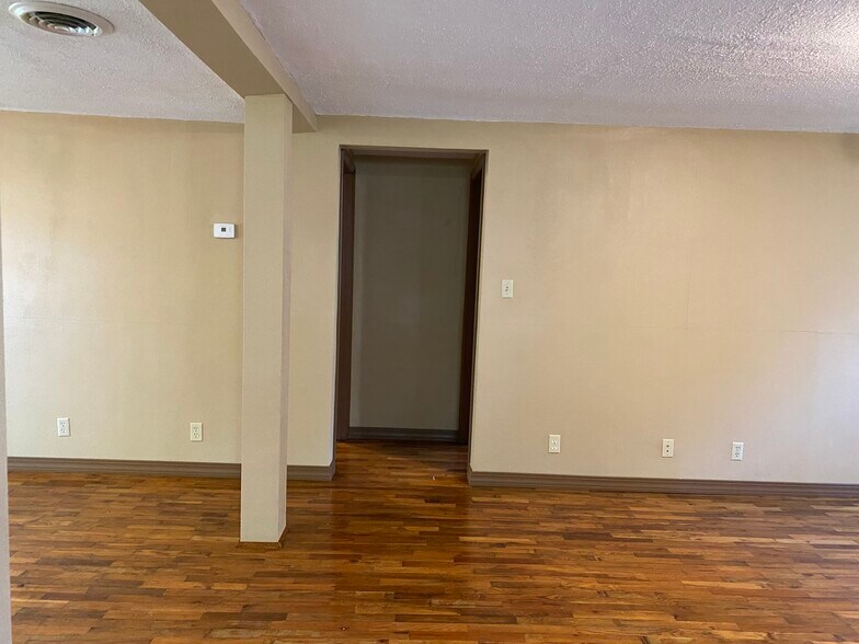 Building Photo - 208 E Maiden Ln