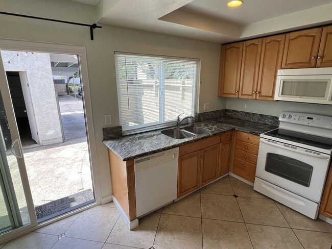 Building Photo - Fantastic 3 Bed 1.5 Bath End Unit Townhome in Orange!