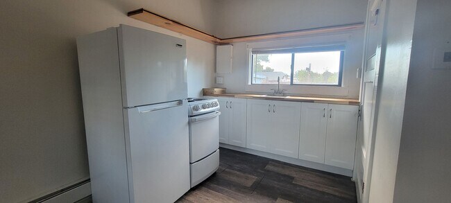 Building Photo - 835 Bridge St