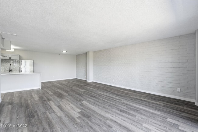 Building Photo - 425 W Paseo Redondo