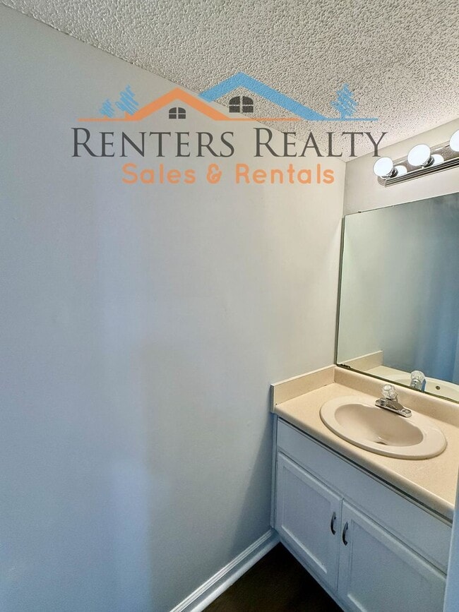 Building Photo - 2 Bedroom Condo with Private Patio