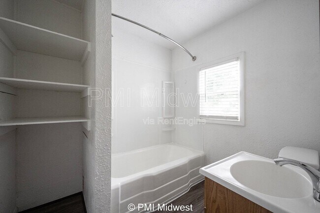 Building Photo - 1433 W 5th St