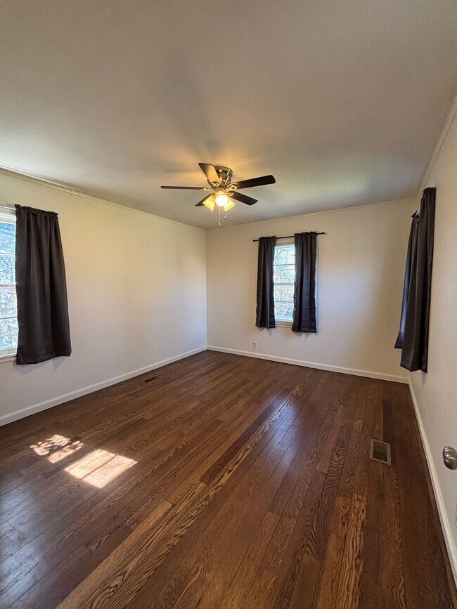 Building Photo - Perfect and Updated Rental close to TU!