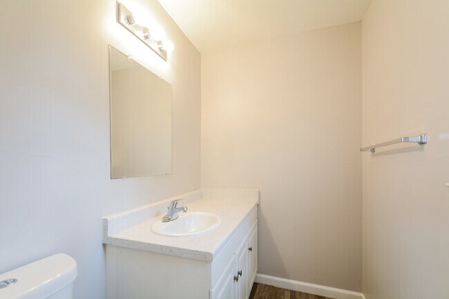 Building Photo - 110 E Crestview Dr