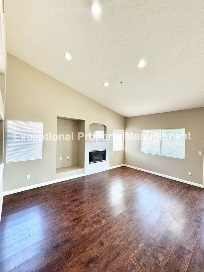 Building Photo - Great 3 bed 2 bath single story