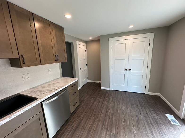 Large pantry - 27 Farmbrook Dr