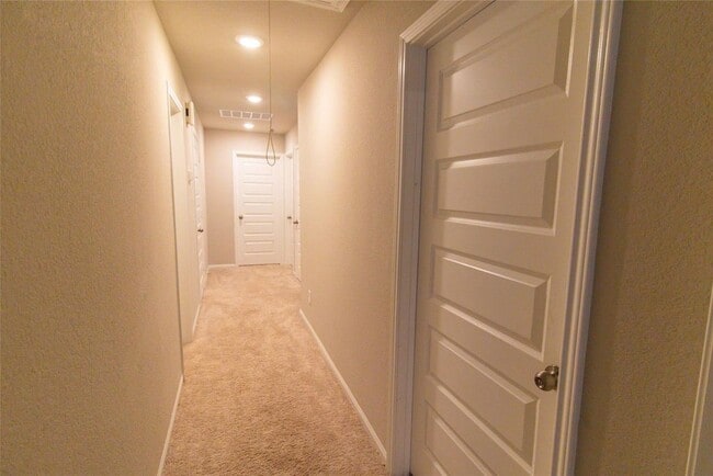 Building Photo - 2221 Middle Rdg Dr