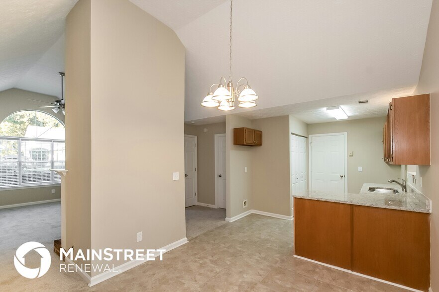 Building Photo - 1136 Oakwood Manor Ct