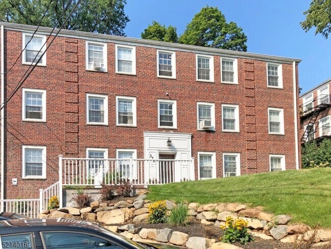 Building Photo - 378 Claremont Ave