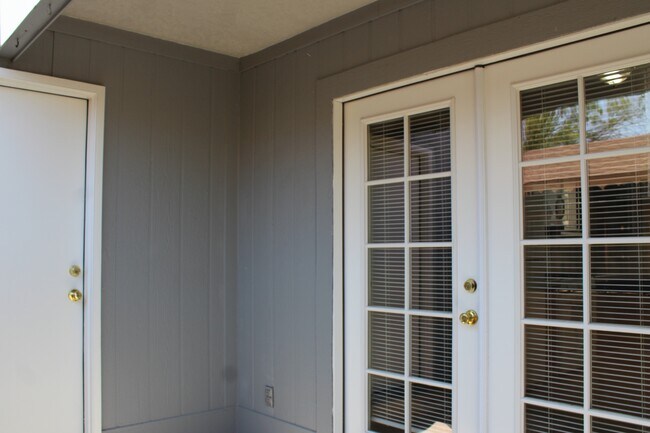 Building Photo - 1337 Lil Ave NE