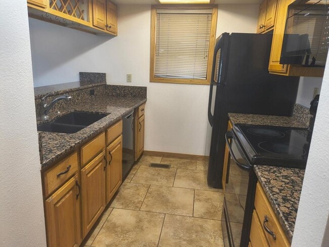 Building Photo - 404 Bayview Dr