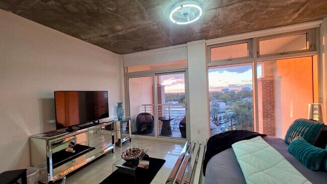 Building Photo - 139 NE 32nd St