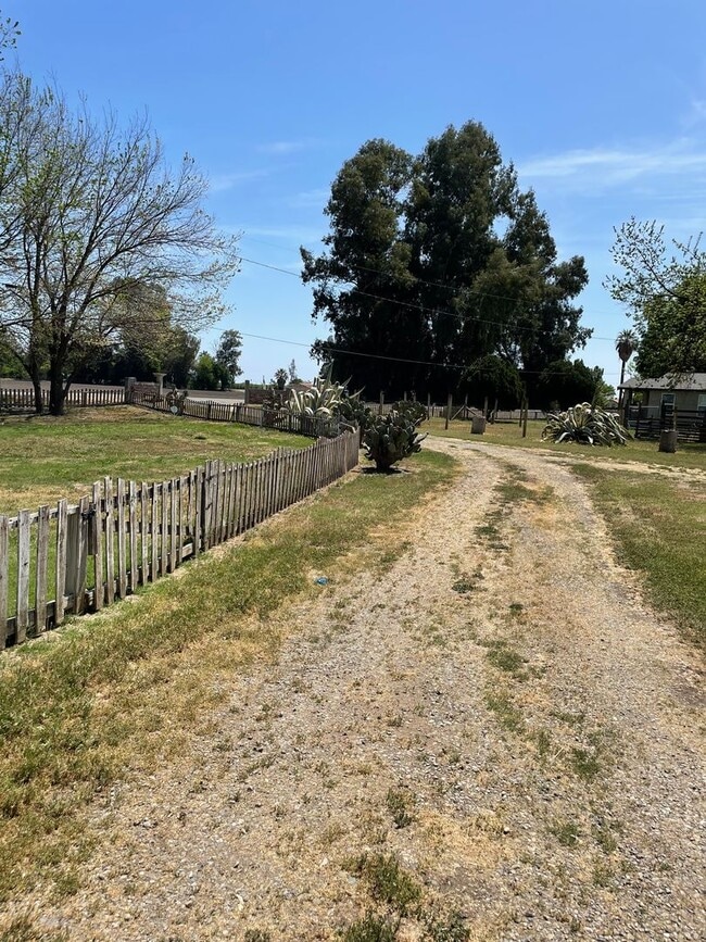 Building Photo - Beautiful Country-Style Home in Dos Palos,...