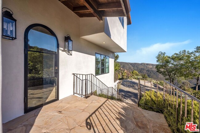 Building Photo - 2382 Live Oak Meadows Rd