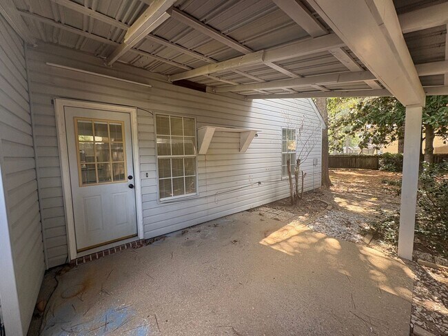 Building Photo - 2012 Red Oak Dr