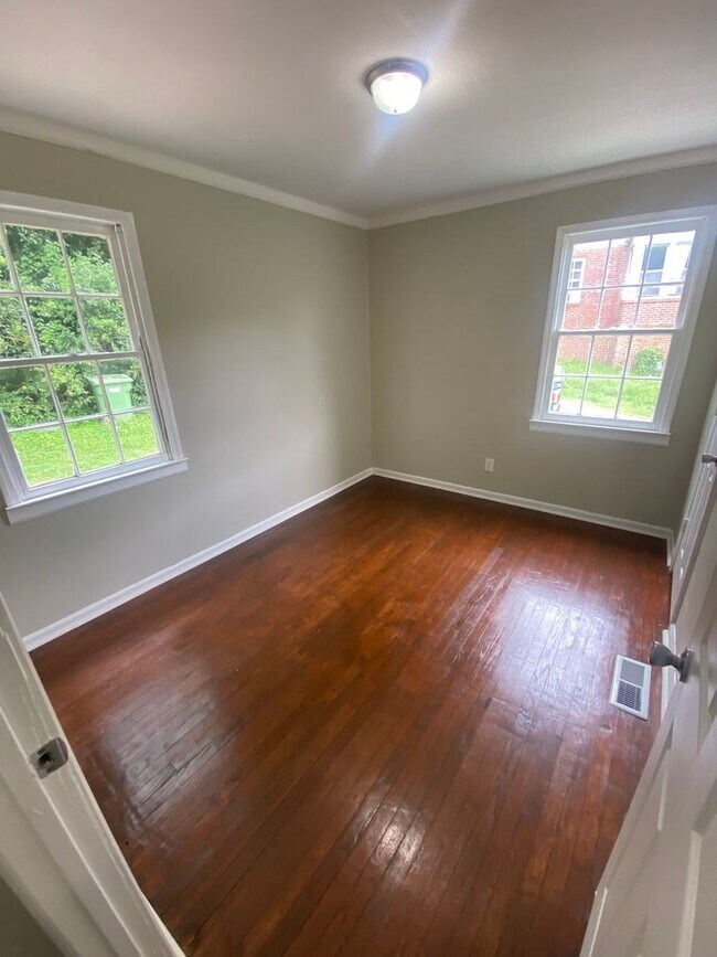 Building Photo - **ON HOLD**3 Bedroom / 1 Bathroom Home for...