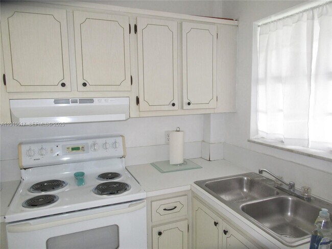 Building Photo - 581 Blue Heron Dr