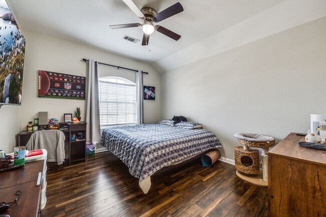 Building Photo - 4 Bedroom/3 Bathroom  Aviara Subdivision