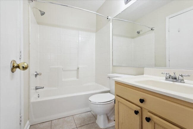 Building Photo - 27 F Tamarisk Quay