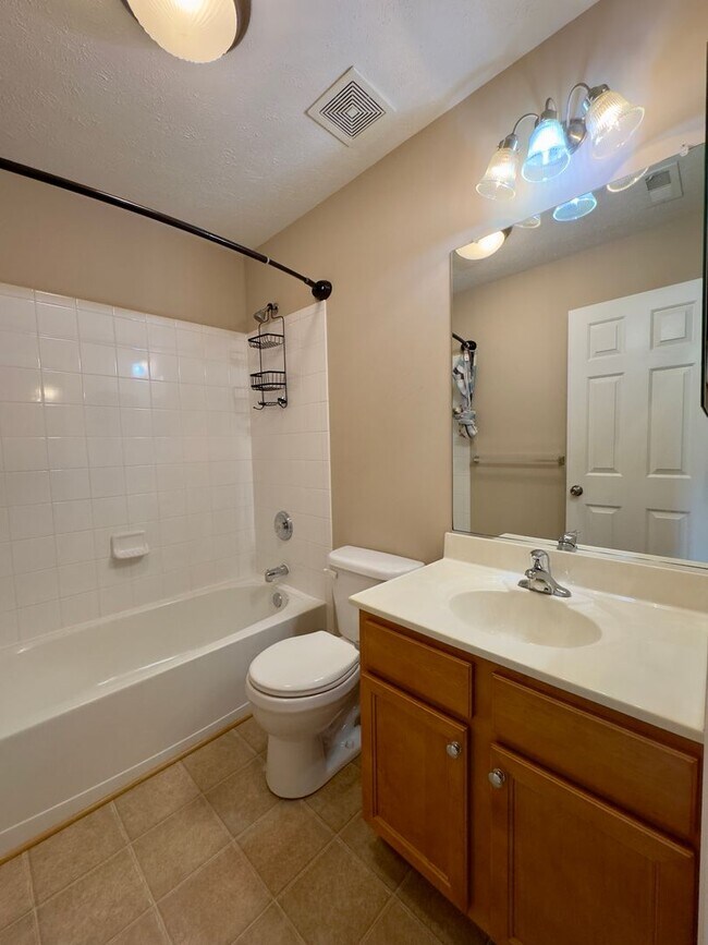 Building Photo - 618 Snowberry Way