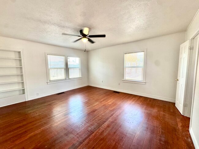 Building Photo - 1602 Avenue X