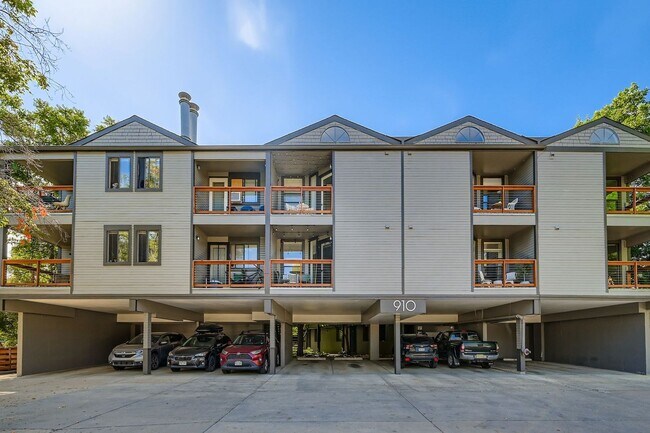 Building Photo - Stylish 1-Bedroom Condo in Prime Location! Available May 2nd!