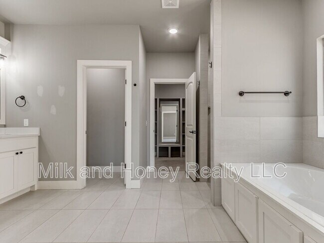 Building Photo - 3212 Hayven Cir