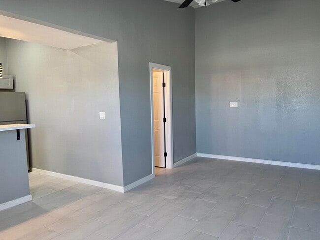 Building Photo - 14620 Hendrik Dr