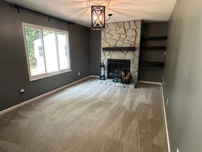 Building Photo - Wonderful 4 bed, 2.5 bath Single Family Ho...