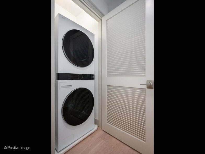 Building Photo - 3202 N Racine Ave