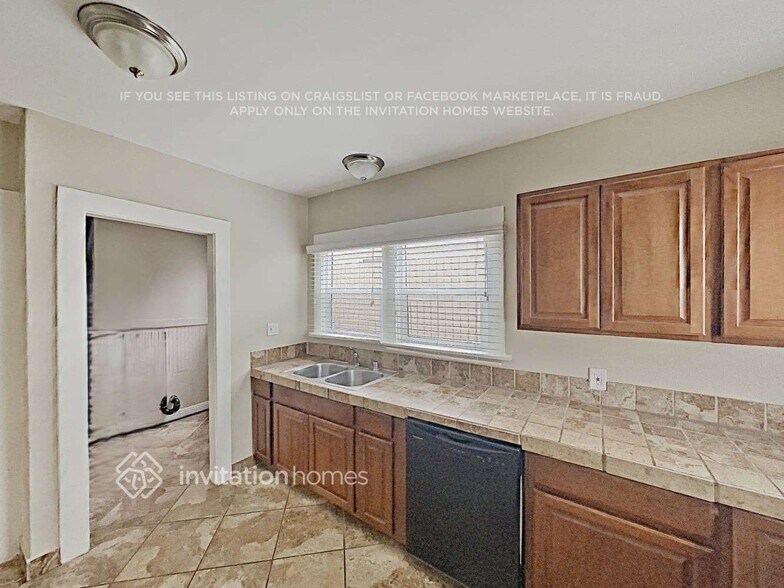 Building Photo - 1025 W 12th St