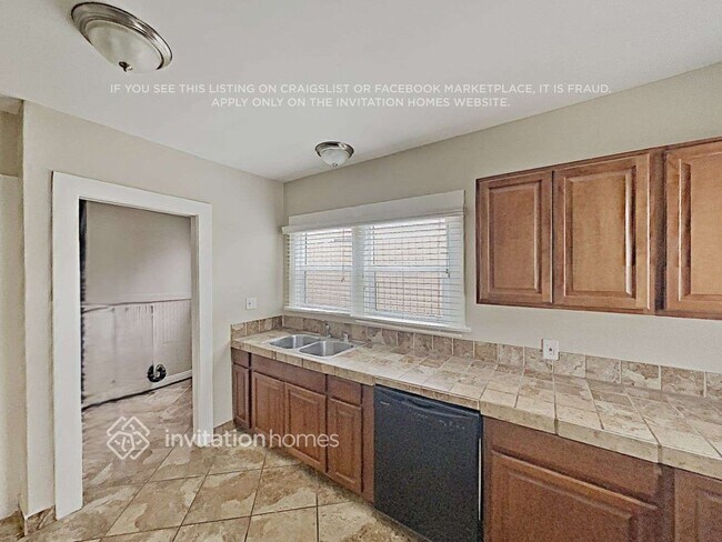 Building Photo - 1025 W 12th St