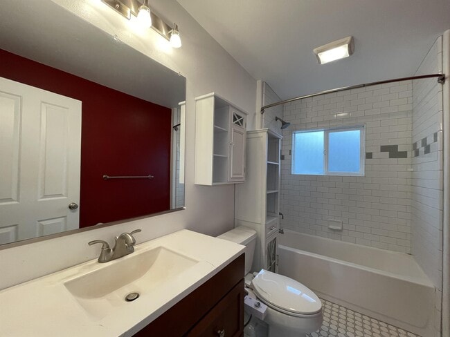 Building Photo - 570 E 19th St